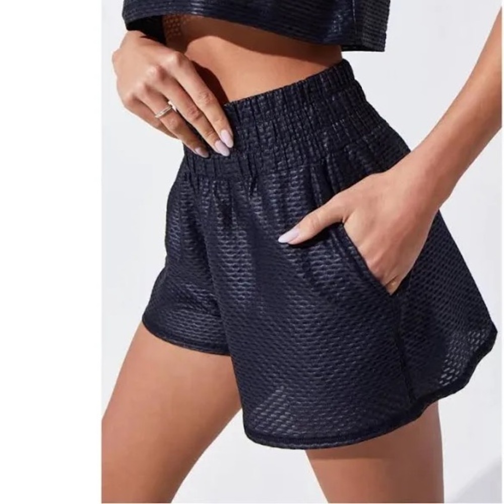 Noli Yoga Liquid Mesh Swift Shorts – Black – Size Large – Athleisure Activewear